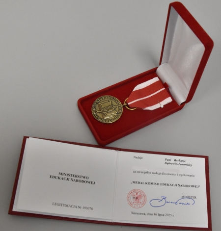 Medal Komisji Narodowej dla p. Dyrektor Barbary Dąbrowy - Jaworskiej.