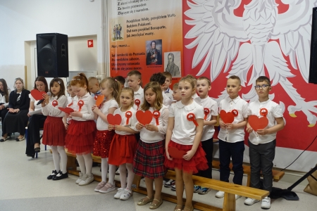 Uroczysty apel dla uczniów klas 4–8 z okazji rocznicy uchwalenia Konstytucji 3 Maja.